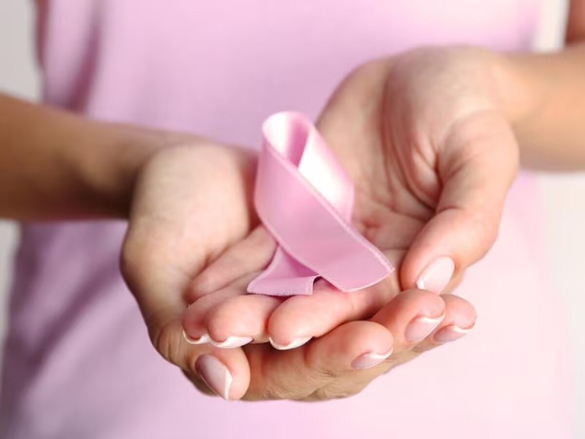 Breast Cancer Symptoms: ये लक्षण देते है ब्रेस्ट कैंसर का संकेत, अगर आपको भी है आभास तो डॉक्टर से करें संपर्क  