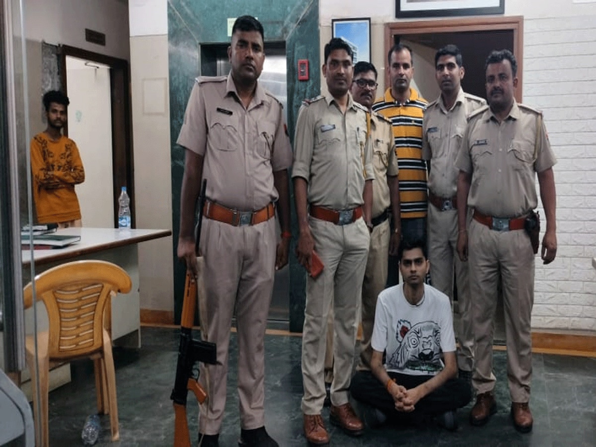 Rajasthan Crime: फर्जी बैंक खाते खोल ठगी करने वाले गिरोह का पर्दाफाश, प्रतापगढ़ पुलिस ने Mumbai Airport से किया गिरफ्तार, दुबई से चलाता था ऑनलाइन सट्टा 