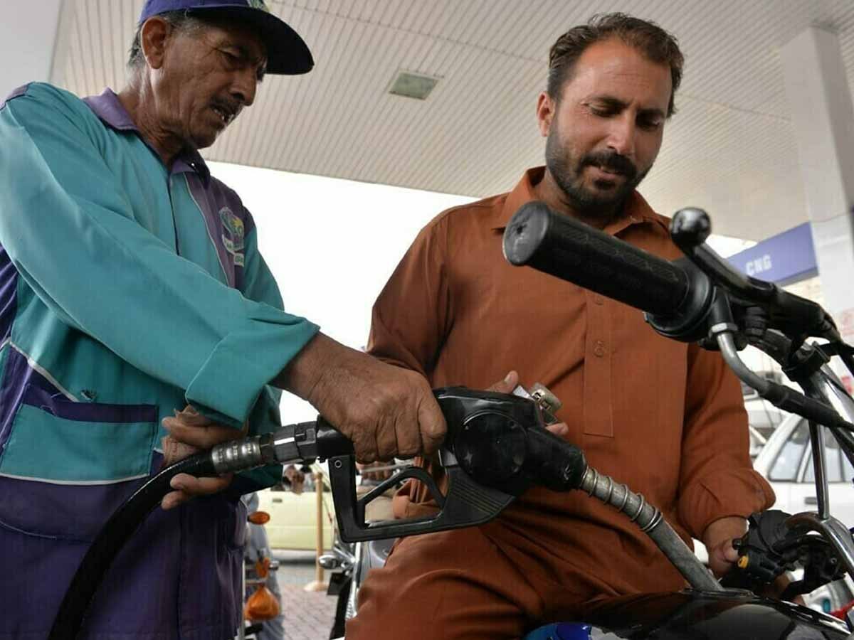 Petrol Price in Pakistan: पेट्रोल 40 और डीजल 15 रुपये सस्‍ता, पाक‍िस्‍तान सरकार ने दूसरी बार दी राहत