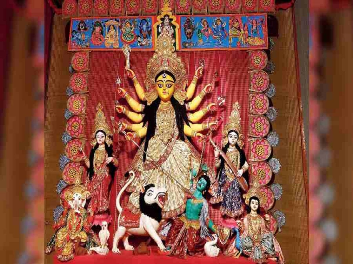 Shardiya Navratri: शारदीय नवरात्रि में चारों तरफ भक्तिमय माहौल, मंदिरों में गूंज रहे जयकारे 