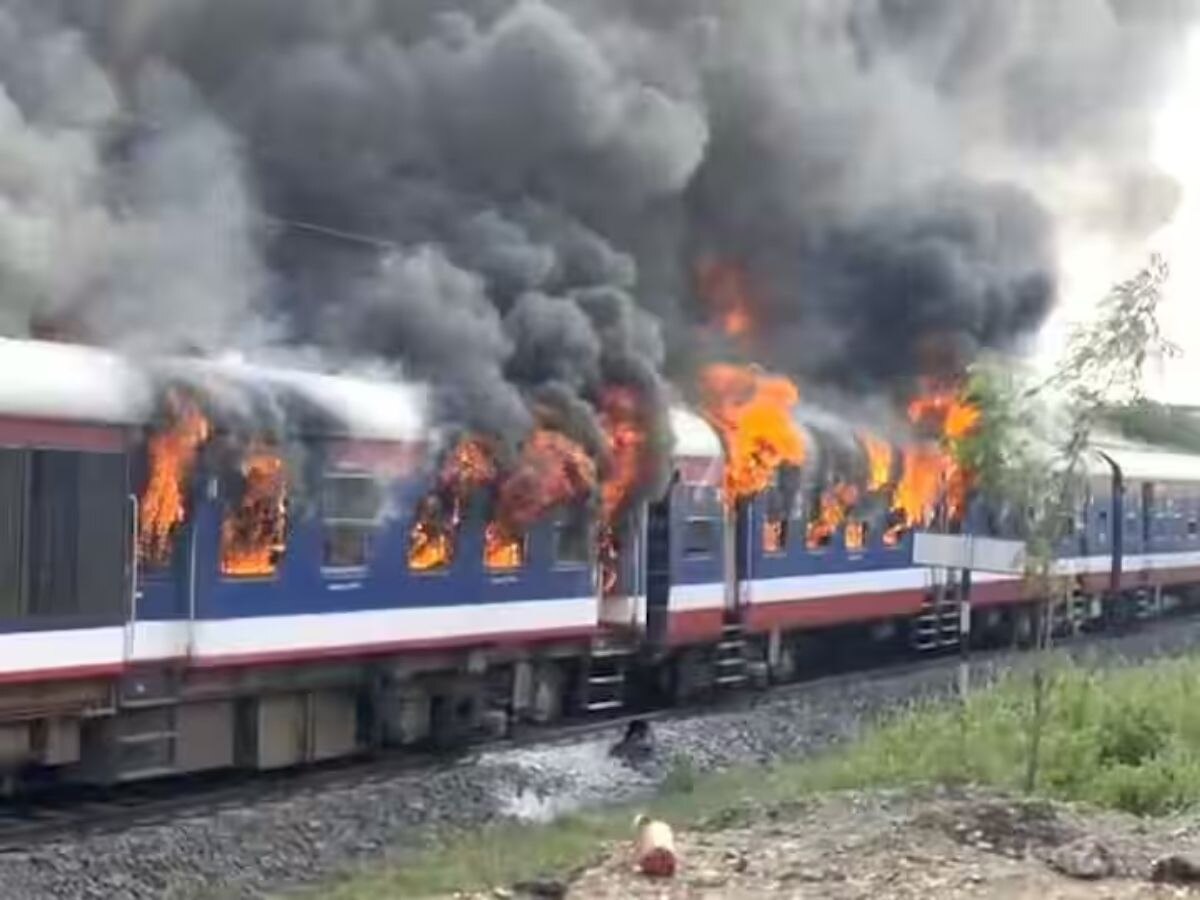 Mumbai DEMU Train Fire: ନିଆଁରେ ଜଳି ପାଉଁଶ ହୋଇଗଲା ଯାତ୍ରୀବାହୀ ଟ୍ରେନ୍ ବଗି