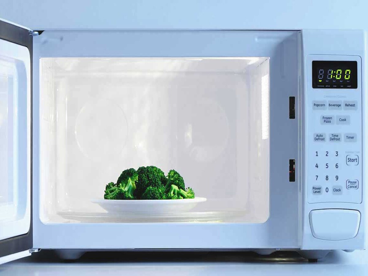 Microwave का डेली यूज शरीर के लिए खतरनाक? आप भी करते हैं इस्तेमाल तो जान लें ये जरूरी बात 