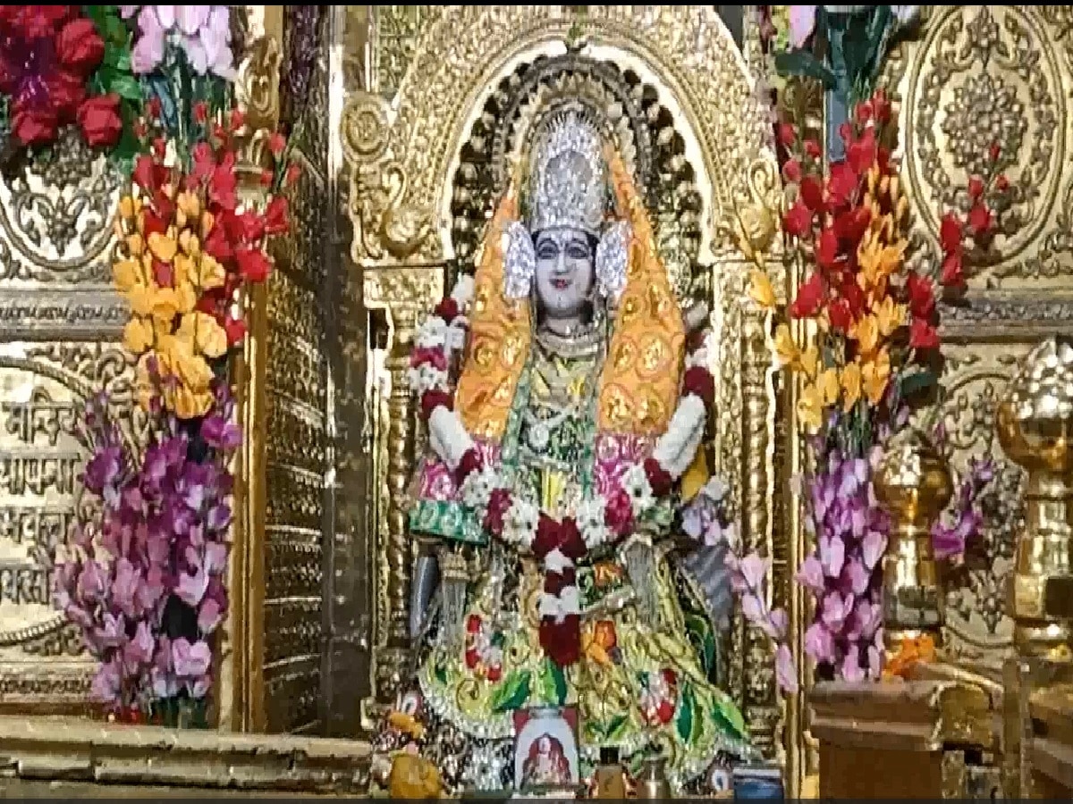 Shardiya Navratri 3rd Day: नवरात्रि के तीसरे दिन मां चंद्रघंटा के पूजन के लिए मंदिरों में उमड़ी भक्तों की भीड़