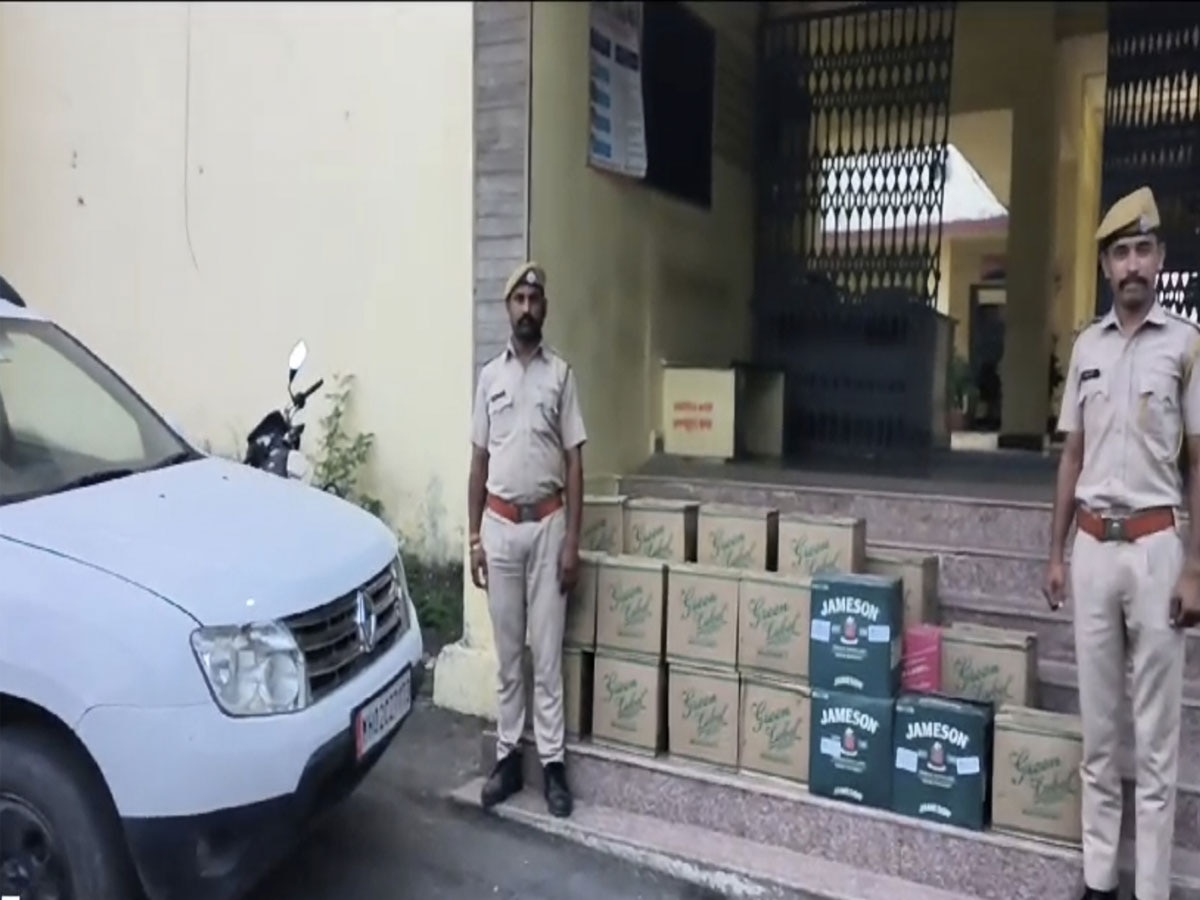 डूंगरपुर: पुलिस ने पकड़ी शराब से भरी कार, तस्कर हुआ फरार