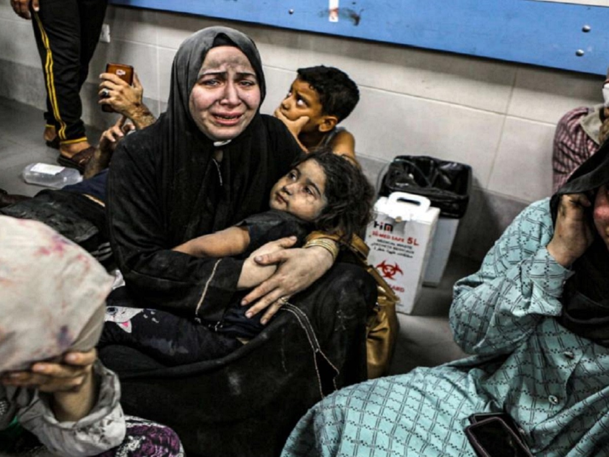 Israel-Hamas War: मां के आंसू, मासूम की मुस्‍कुराहट और कातर अभागी निगाहें, लाशों से पटा अस्‍पताल और चारों तरफ बस गुबार...