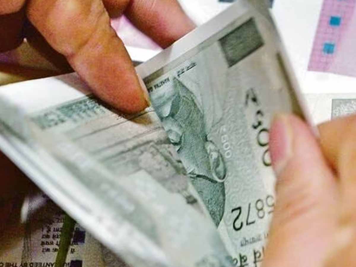 केंद्रीय कर्मचारियों का DA बढ़ाया, रेलवे एम्पलाई को दिवाली बोनस; कितनी बढ़कर आएगी सैलरी? केंद्रीय कर्मचारियों का DA बढ़ाया, रेलवे एम्पलाई को दिवाली बोनस; कितनी बढ़कर आएगी सैलरी?