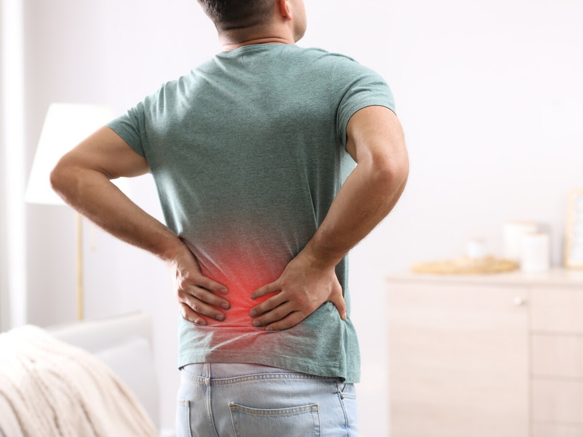 Back Pain: इन 5 गलतियों के कारण अक्सर बना रहता है पीठ में दर्द, आप भूलकर भी न करें ऐसा