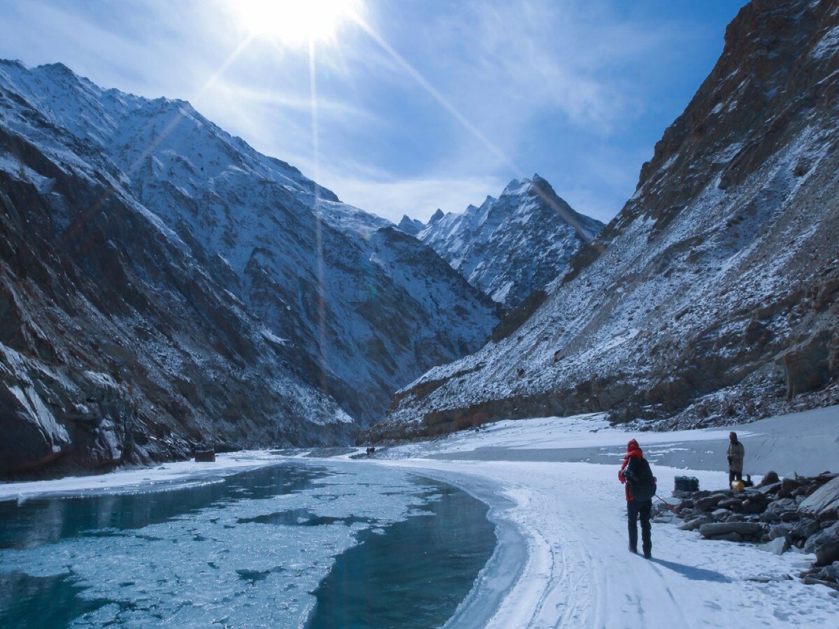 Zanskar Valley: पर्यटकों के लिए आकर्षण का केंद्र है चादर ट्रैक, तेजी से बढ़ रहा सैलानियों का क्रेज 