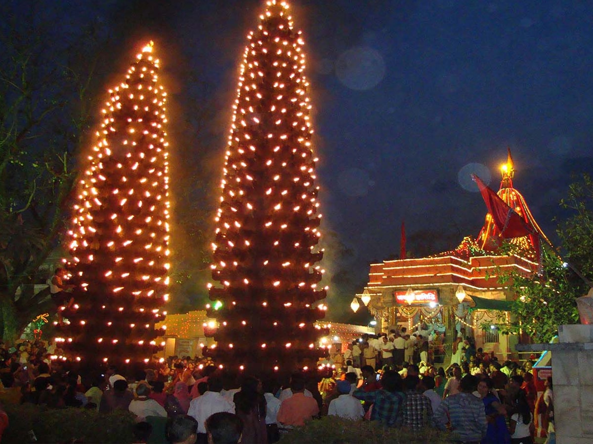 Harsiddhi Mandir Ujjain: इस देवी मंदिर में दीपक जलवाने के लिए रहती है श्रद्धालुओं की लंबी वेटिंग, खास है वजह