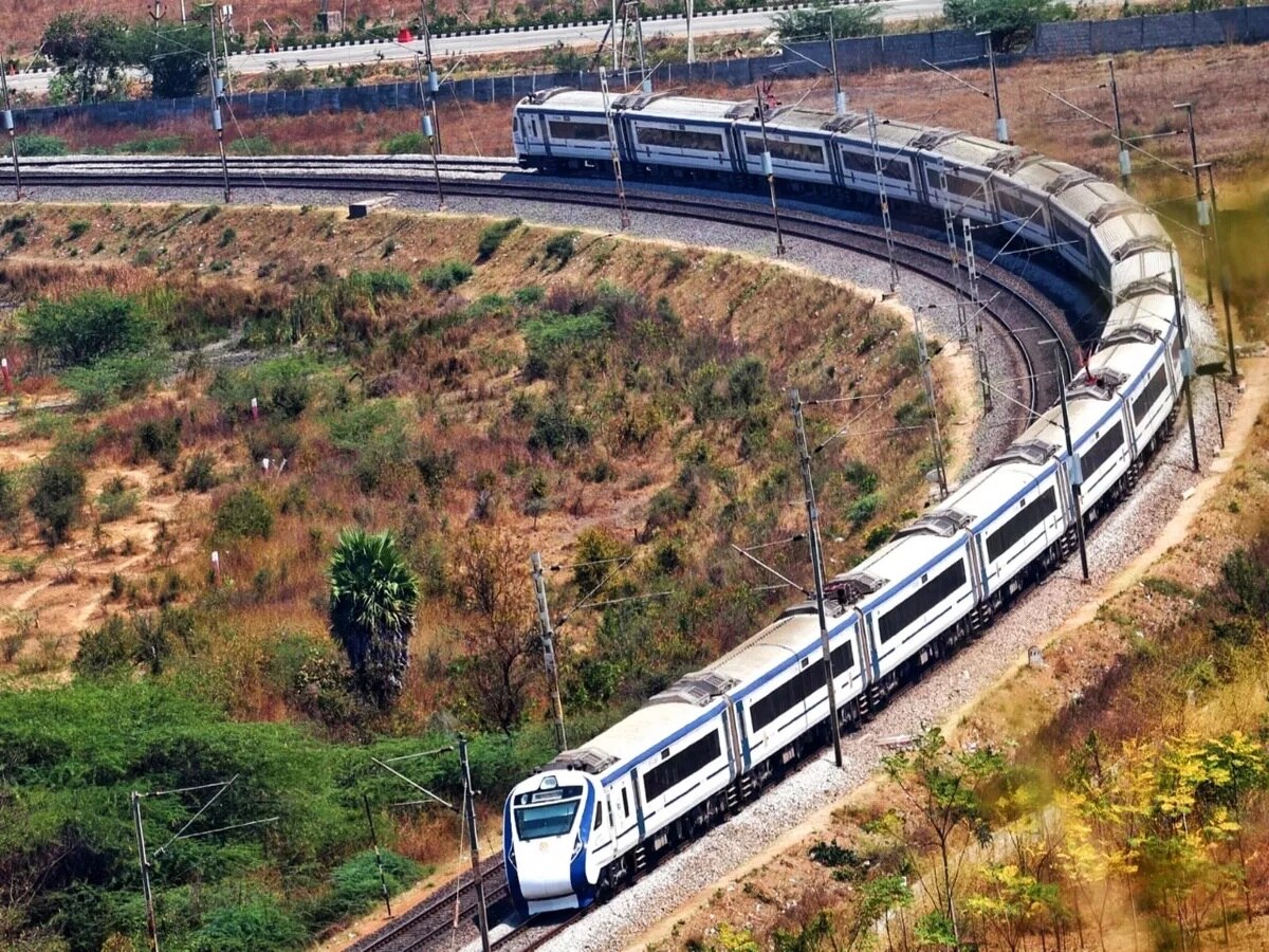 New Vande Bharat: जम्मू-कश्मीर के लिए चलने वाली है वंदे भारत एक्सप्रेस, ट्रेन में रेलवे देगा ये खास फीचर