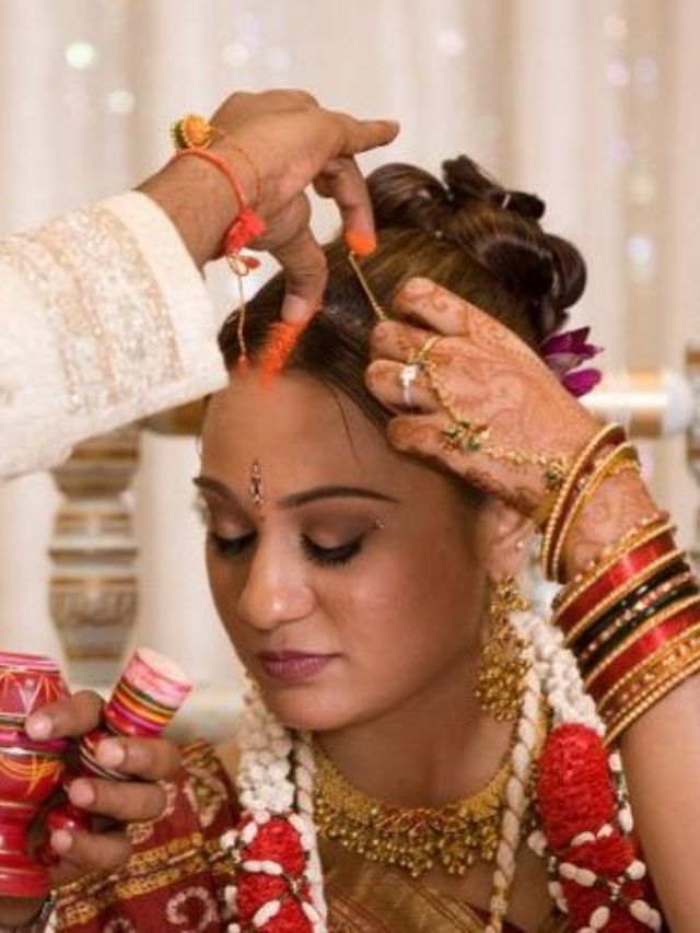 Karva Chauth 2021 try these amazing trick to apply sindoor or vermilion on  the forehead to look beautiful on this karwa chauth 2021 - करवाचौथ पर कुछ  इस तरह लगाएं माथे पर