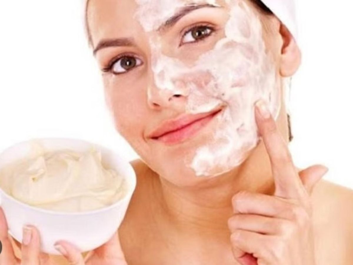 Skin Care: चेहरे को सॉफ्ट बनाने के लिए रोजाना मलाई के साथ लगाएं ये चीजें, देखती रह जाएगी दुनिया