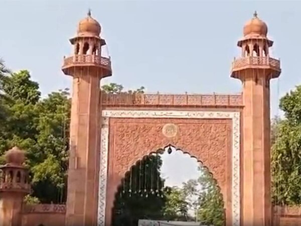 CM योगी के हस्तक्षेप के बाद AMU की रिसर्च स्कॉलर को मिला इंसाफ़; प्रोफ़ेसर पर था ये आरोप 