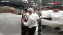 ए हेलो..मुंबई लोकल ट्रेन में अंकलों ने किया गरबा, इतना तगड़ा गाया और नाचे; देख जल गई