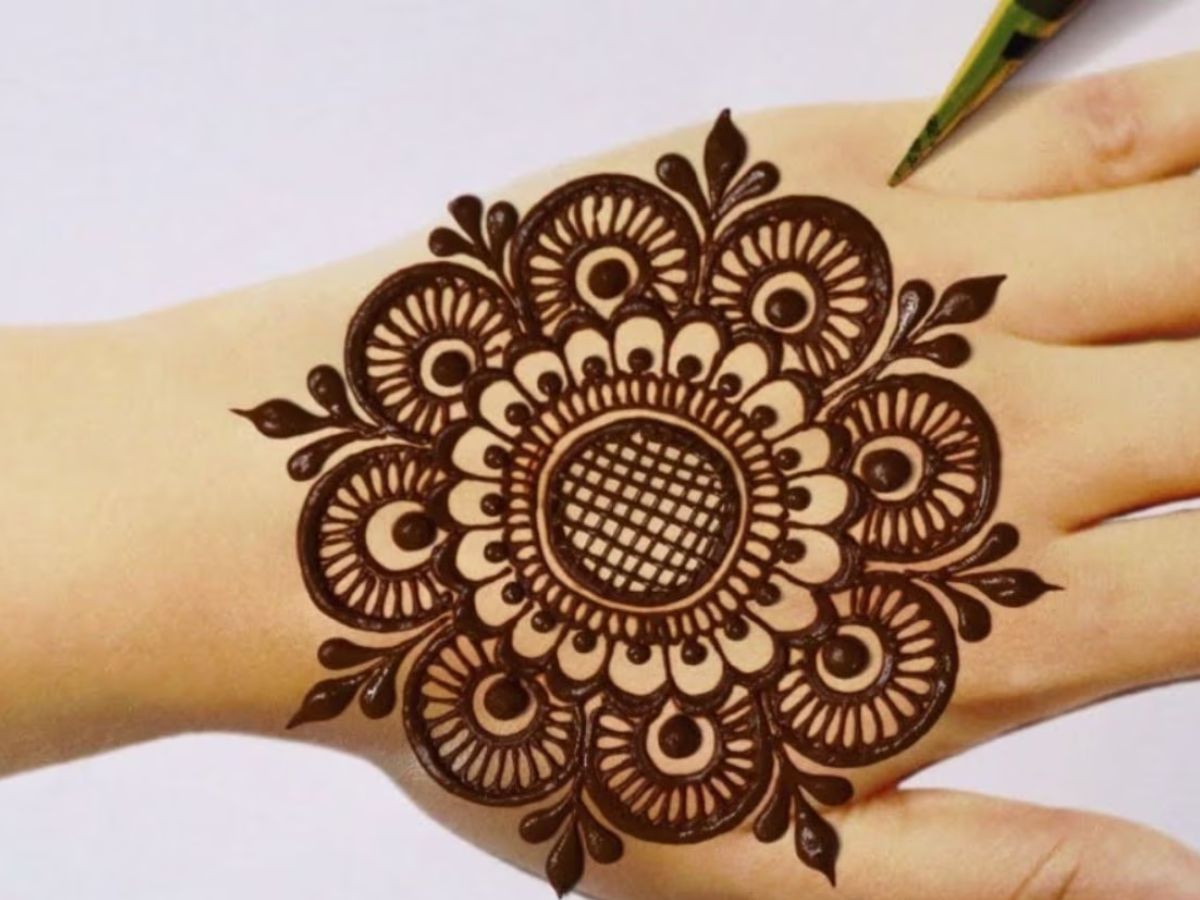 Karwa Chauth 2020 Mehndi Designs Images: मेहंदी के इन खूबसूरत डिजाइनों से  करवा चौथ पर बढ़ाएं अपने हाथों की शोभा | Jansatta