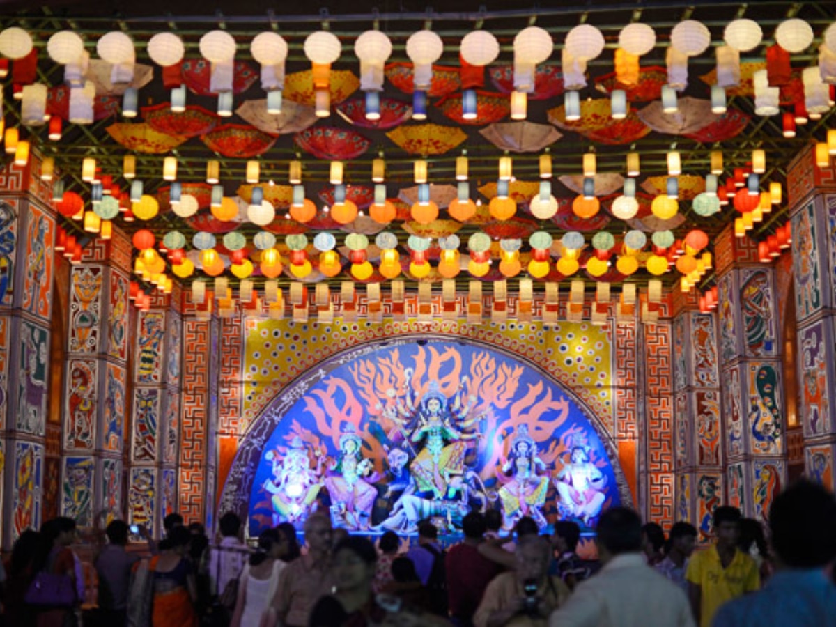 Delhi Durga Puja: दिल्ली के CR पार्क में लगता है नॉर्थ इंडिया का सबसे बड़ा दुर्गा पंडाल, लाखों की लगती है भीड़