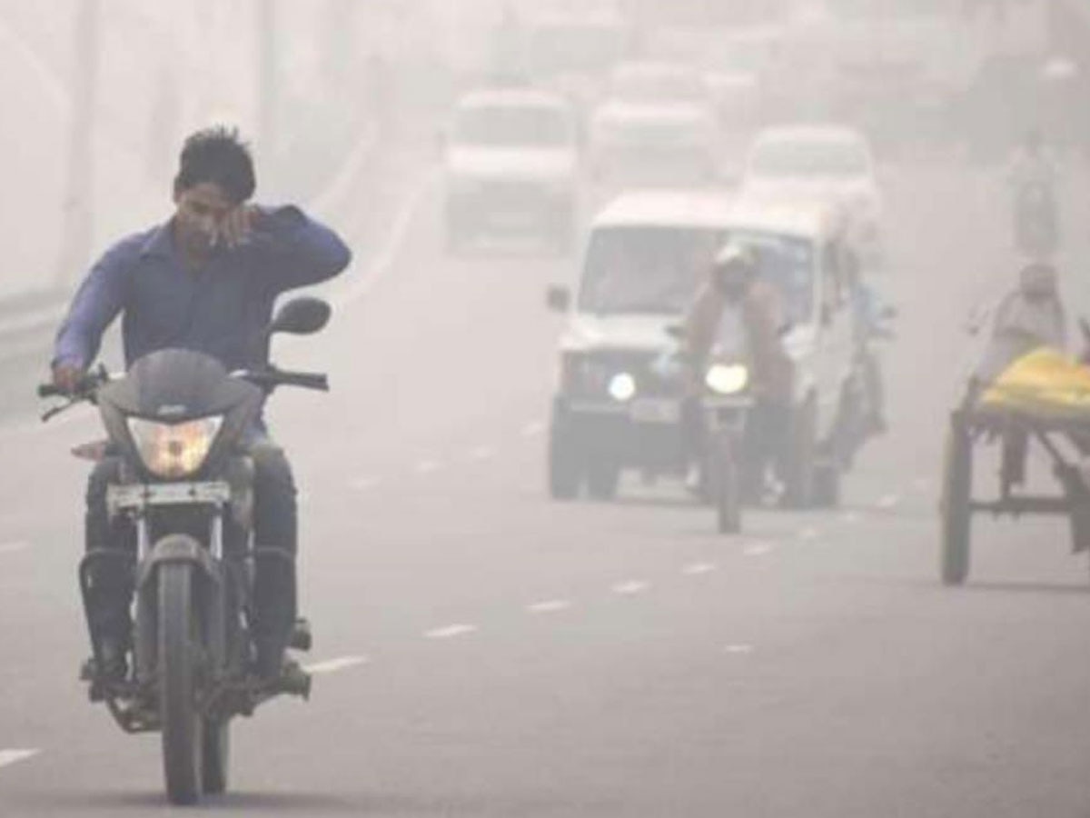  दिल्ली की फिजा में घुल चुका है प्रदूषण; जहरीली हवाओं से बचने के लिए अपनाएं ये टिप्स