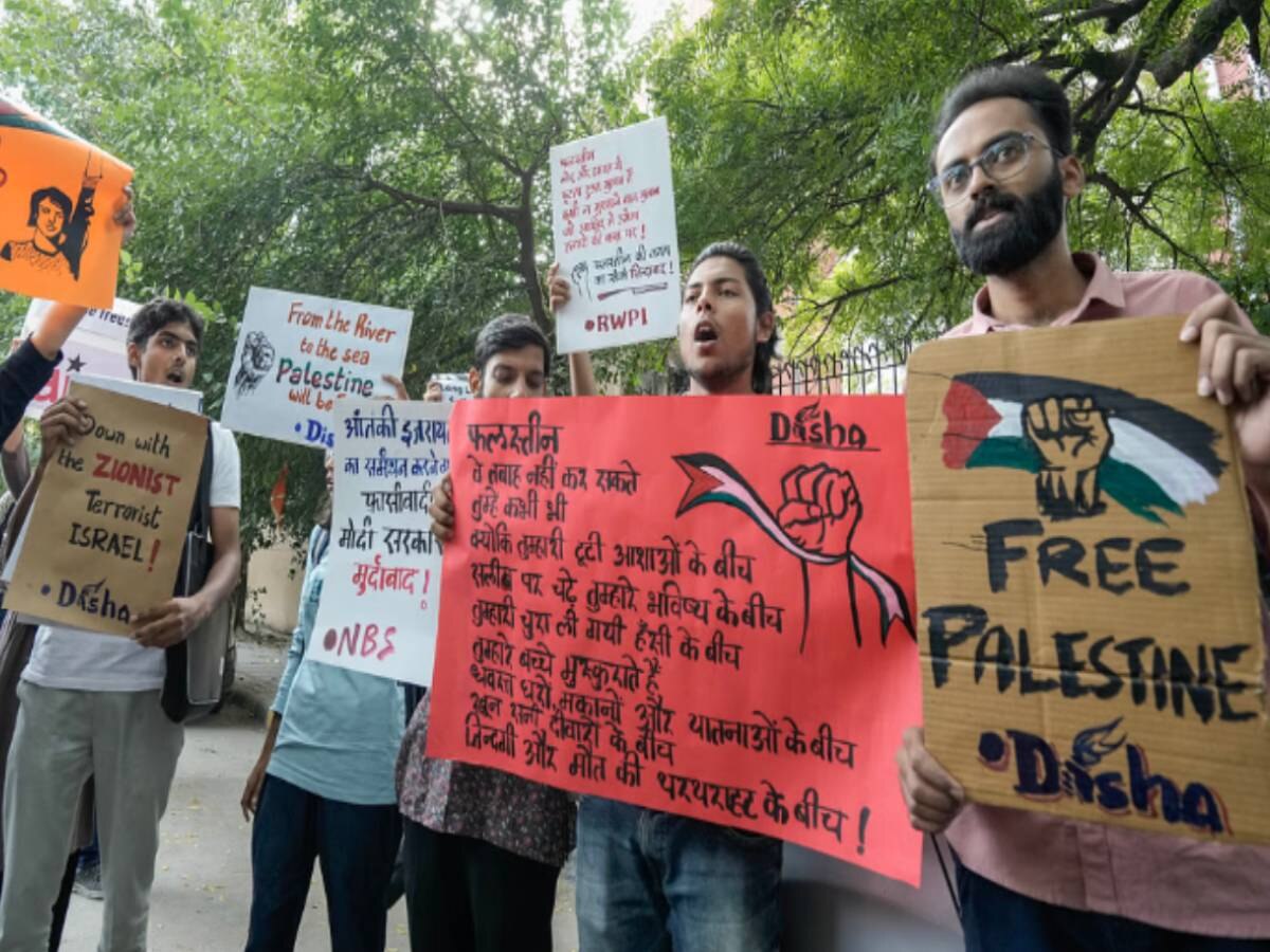 दिल्ली में JMI समेत कई विश्वविद्यालयों के छात्रों का इज़रायल के ख़िलाफ़ विरोध; हिरासत में कई स्टूडेंट्स