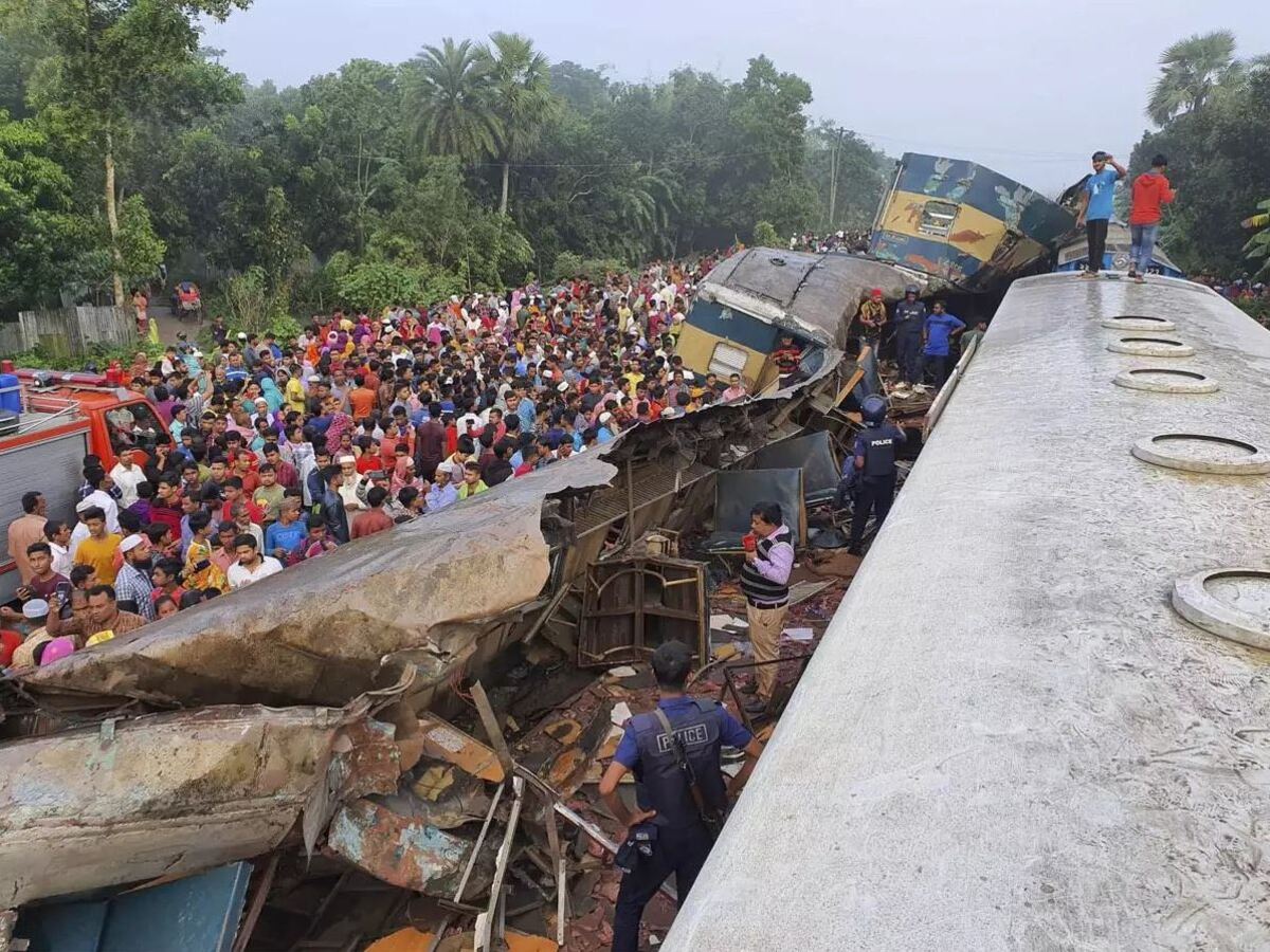 Bangladesh Train Accident: ବାଂଲାଦେଶରେ ଭୟଙ୍କର ଟ୍ରେନ୍ ଦୁର୍ଘଟଣା; ୨୦ ମୃତ, ଶତାଧିକ ଆହତ Bangladesh Train Accident: ବାଂଲାଦେଶରେ ଭୟଙ୍କର ଟ୍ରେନ୍ ଦୁର୍ଘଟଣା; ୨୦ ମୃତ, ଶତାଧିକ ଆହତ