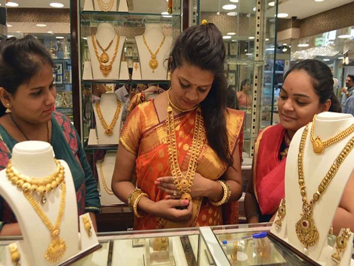 Gold Price Today: दशहरे पर सोना-चांदी हुआ सस्ता, जानिए कितने रुपये गिरी कीमत