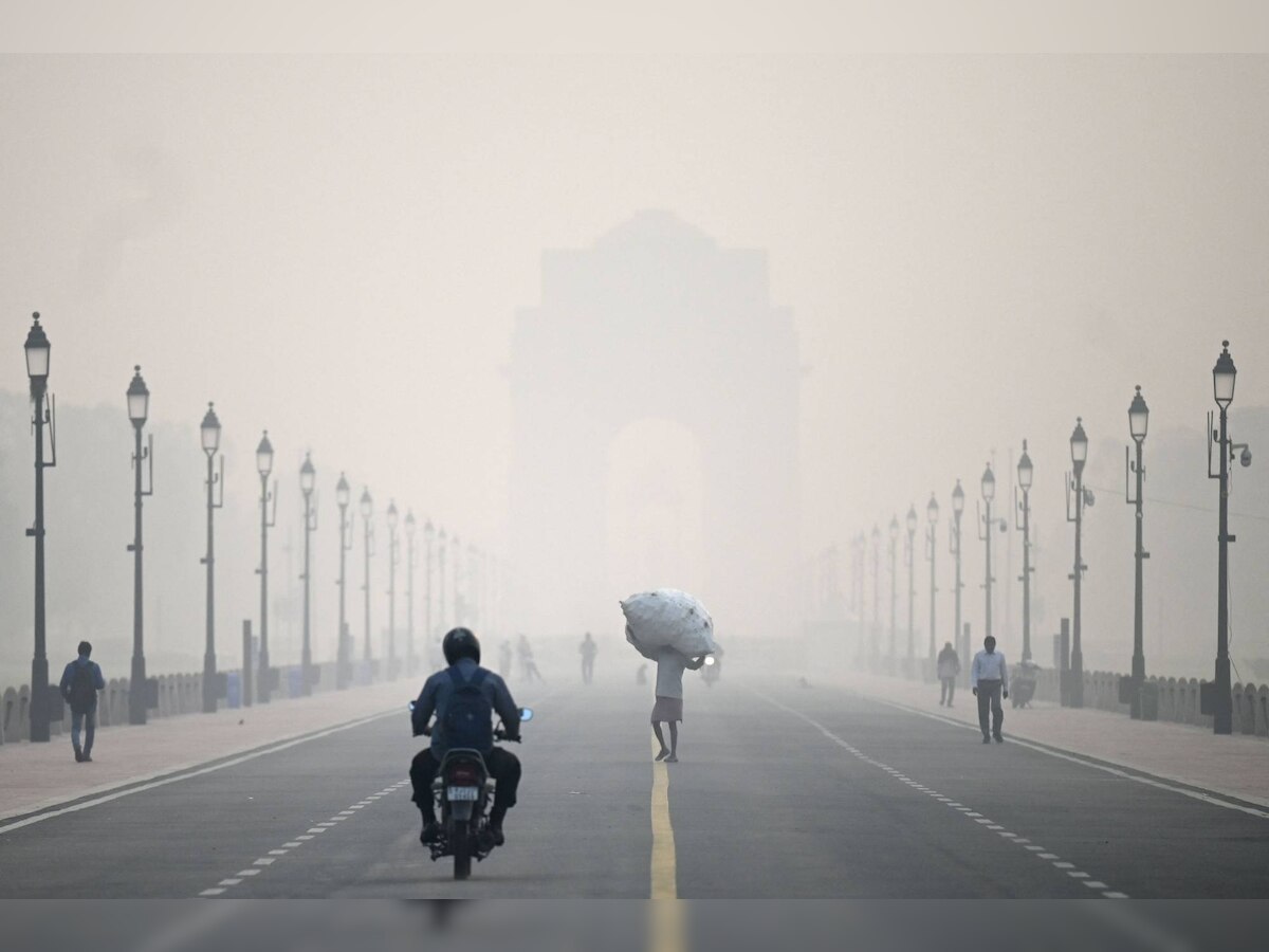 Delhi Pollution: दिल्ली में प्रदूषण से हाहाकार! AQI पहुंचा 300 पार, अभी और बिगड़ेंगे हालात