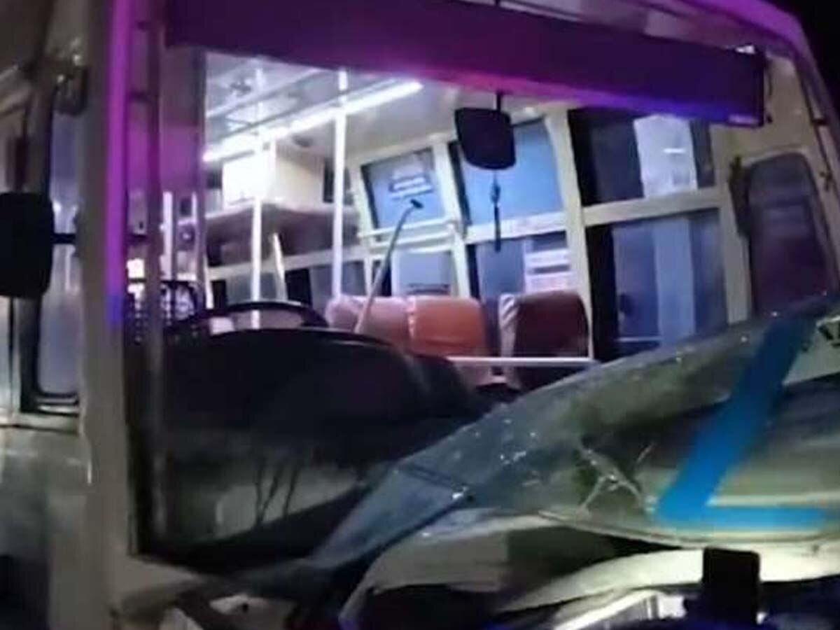 सरकारी बस से भिड़ी कार, भयानक हादसे में 6 लोगों की गई जान