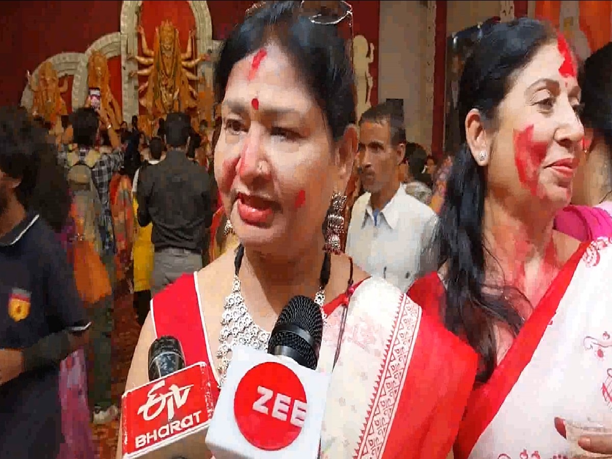 Delhi News: मां दुर्गा को विदाई देने के लिए जमा हुई महिलाओं की भीड़, सिंदूर खेला कर देंगी विदाई