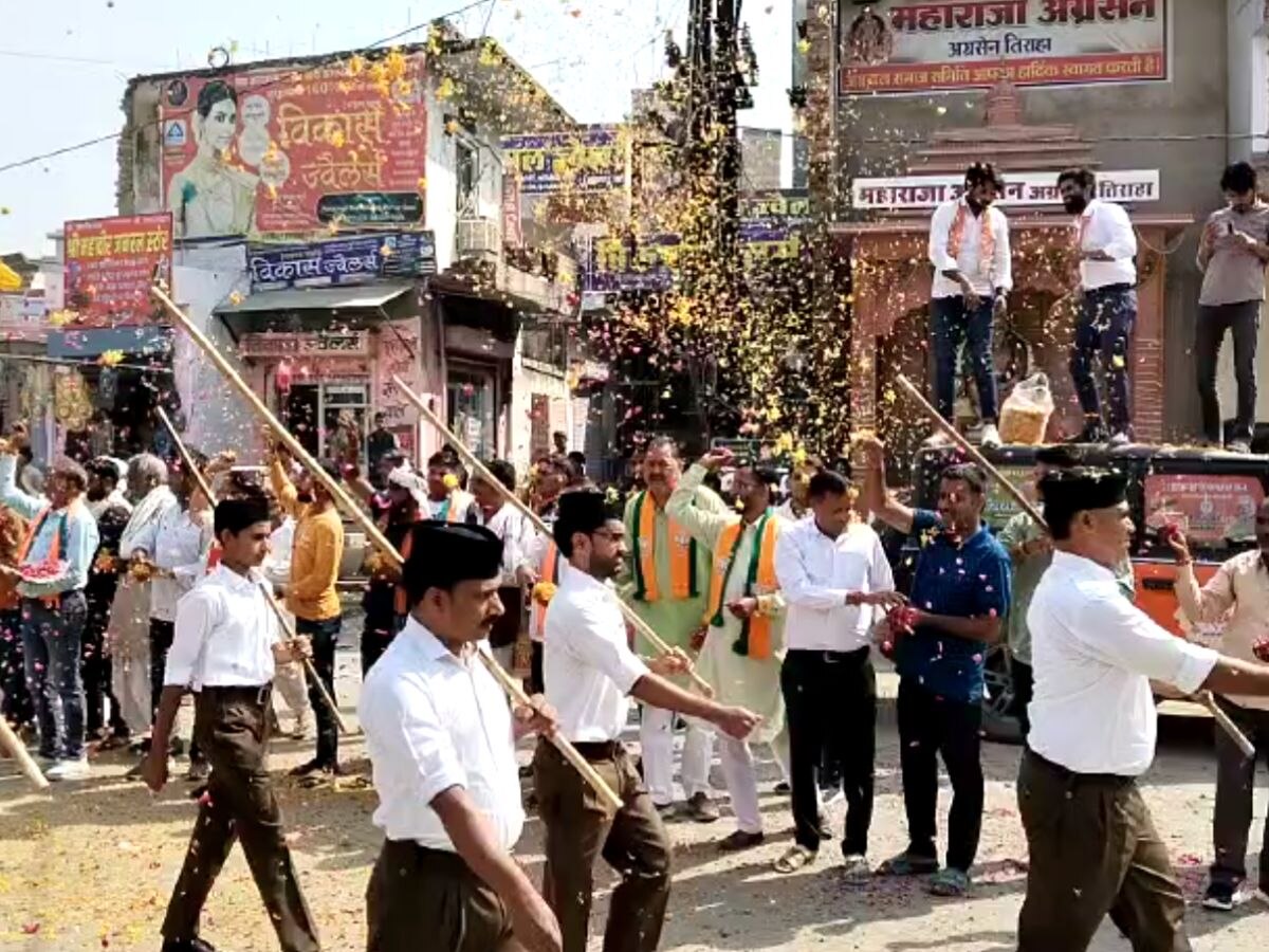 जयपुर में राष्ट्रीय स्वयं सेवक संघ ने विजयदशमी पर निकाला पथ संचलन, लोगों ने पुष्प वर्षा कर किया स्वागत