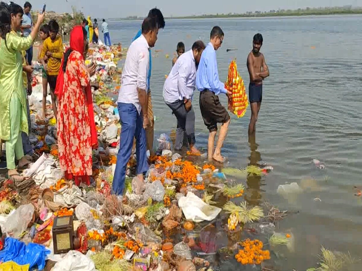 Durga Visarjan 2023: सरकारी आदेश को ताक पर रख लोगों ने यमुना में किया मूर्ति विसर्जन, नदारद रहे अधिकारी