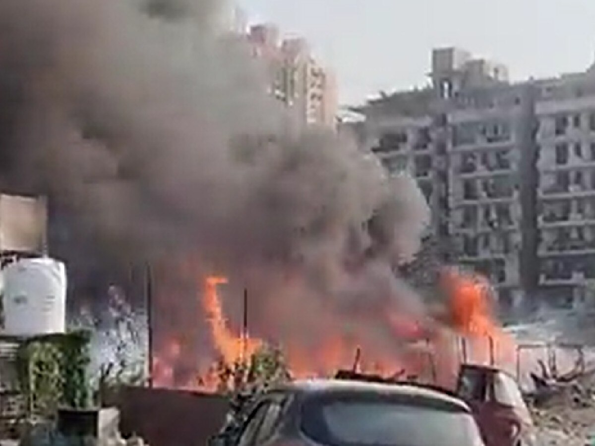 Ghaziabad News: कनावनी में झुग्गियों में लगी आग, बम की तरह फटे सिलेंडर