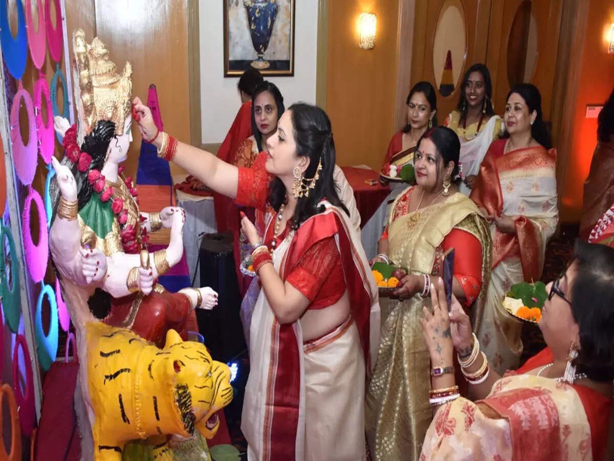 जयपुर में बंगाली समाज ने द्वारा खेला गया सिंदूर खेला, दी माता रानी को विदाई 
