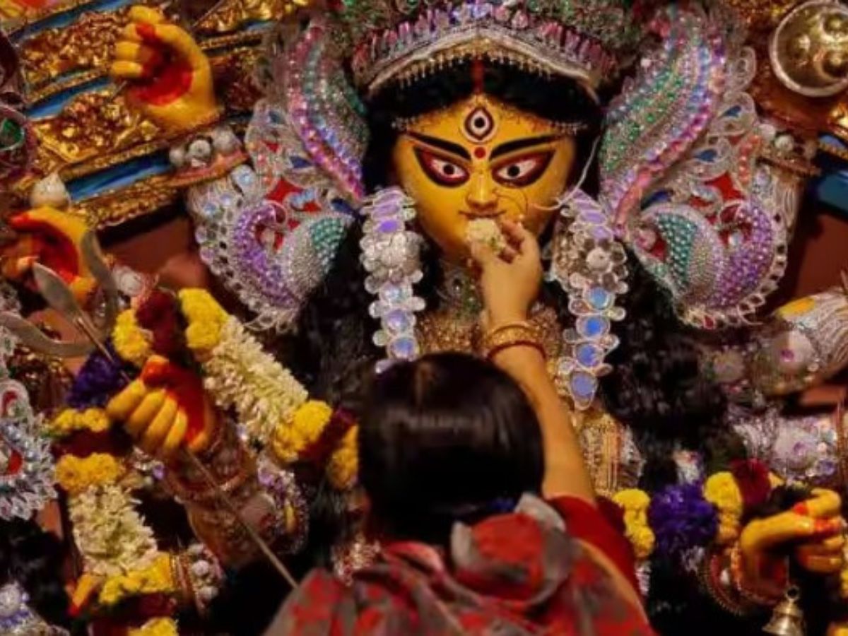 दशहरा पर बंगाल में महिलाओं ने देवी दुर्गा की सिंदूर, पान के पत्ते , मिठाई के साथ की विदाई