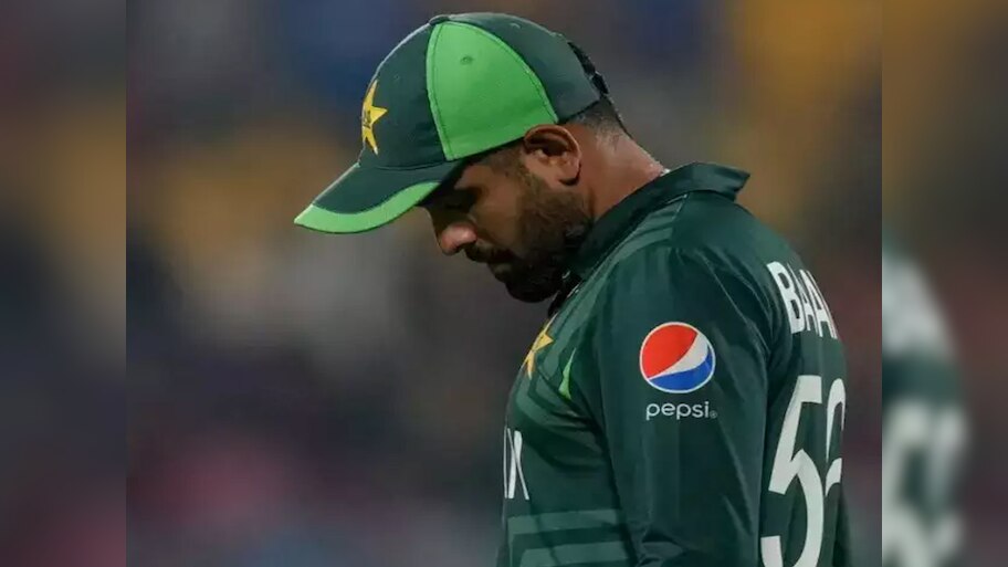 PAK vs AFG: अफगानिस्तान से शिकस्त के बाद रो पड़े बाबर आजम, पूर्व क्रिकेटर का बड़ा दावा