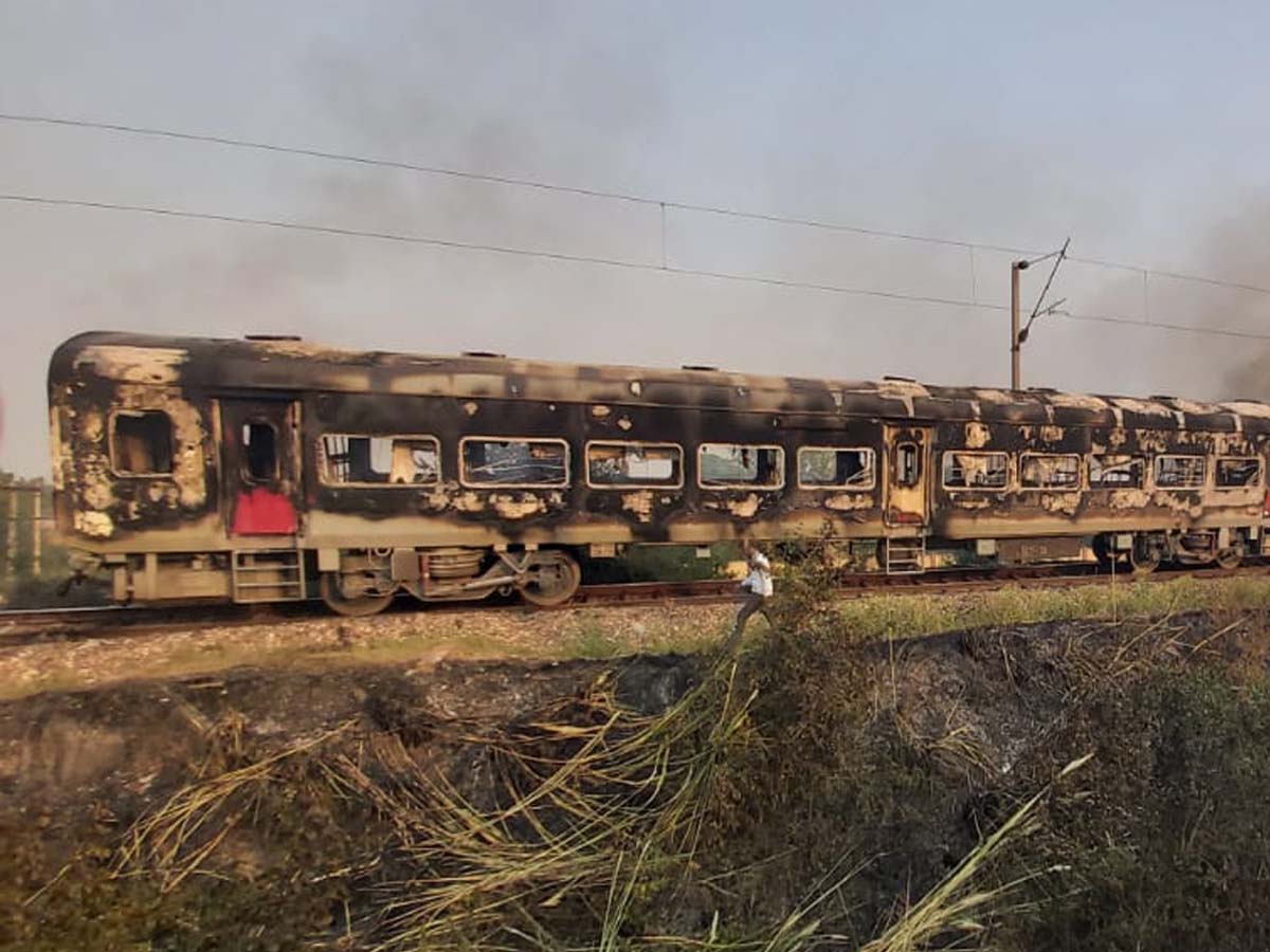 Two coaches of Patalkot Express train catch fire in Agra 2 injured | Patalkot Express train catch fire: पातालकोट एक्सप्रेस ट्रेन के दो डिब्बों में आग | Hindi News, Zee Salaam ख़बरें