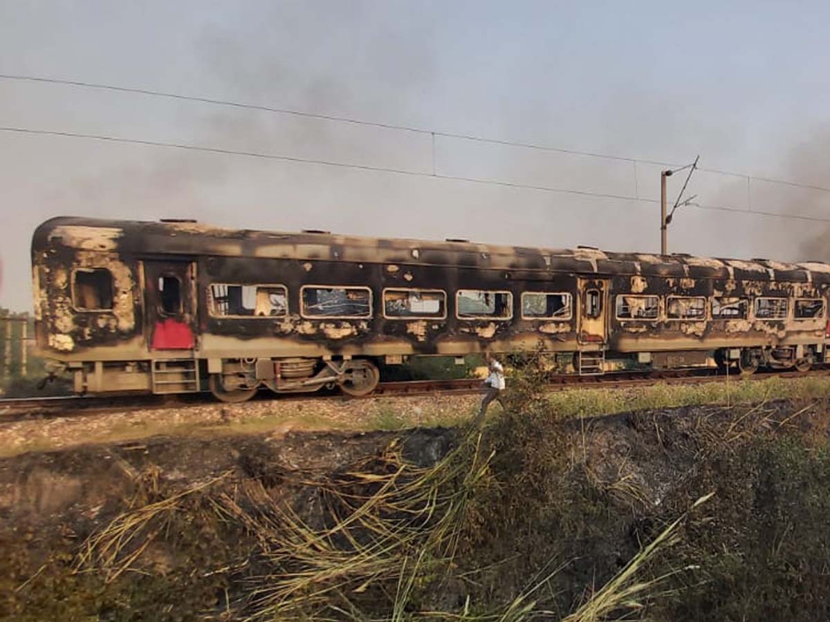 Patalkot Express train catch fire: पातालकोट एक्सप्रेस ट्रेन के दो डिब्बों में आग Patalkot Express train catch fire: पातालकोट एक्सप्रेस ट्रेन के दो डिब्बों में आग