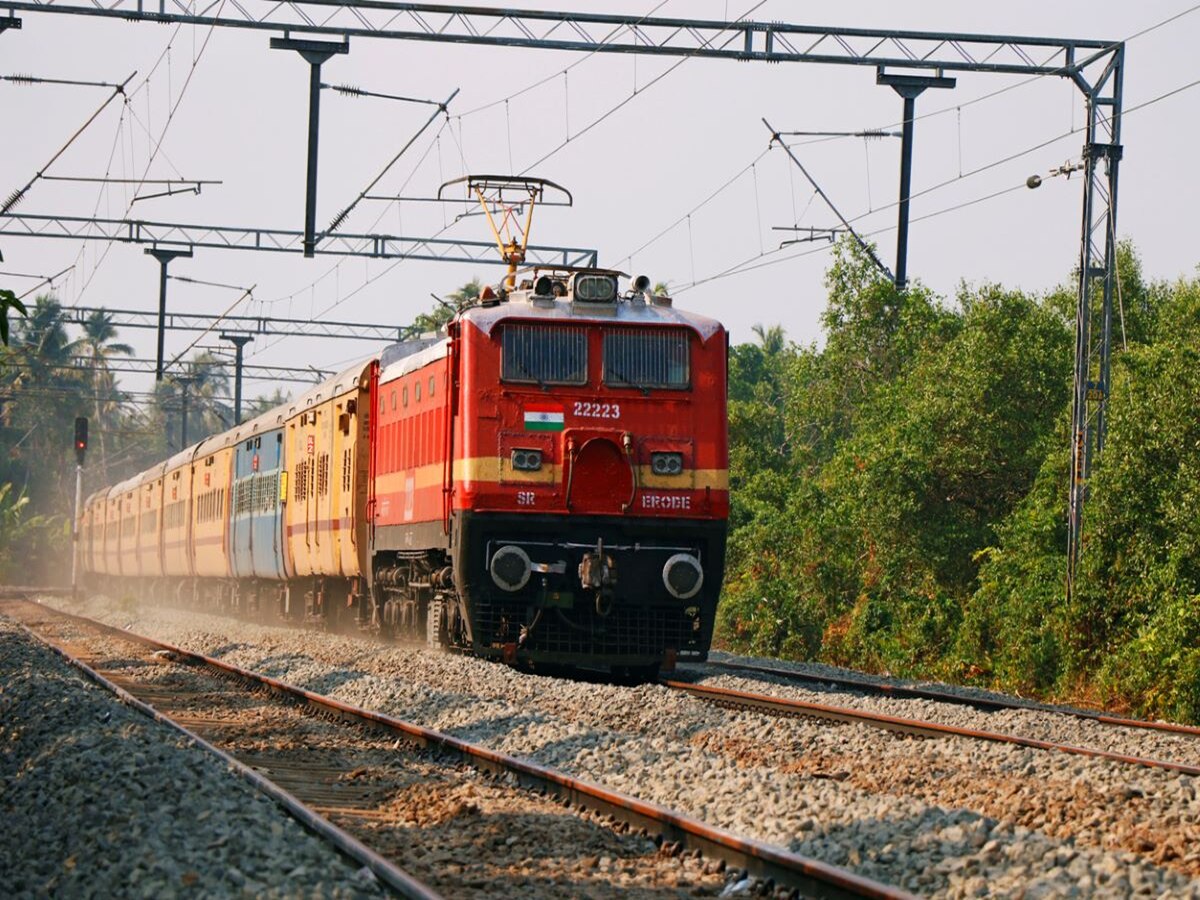 Chhath Puja 2023 Trains: छठ पर घर जाना चाहते हैं तो नहीं हो परेशान, 300 स्पेशल ट्रेनों का हुआ एलान