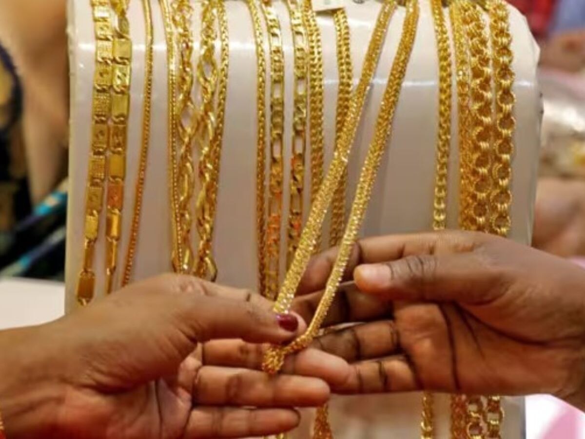 Gold Silver Price Today: महंगा हुआ सोना, चांदी के दाम गिरे, जानें आज क्या है 10 ग्राम गोल्ड का भाव