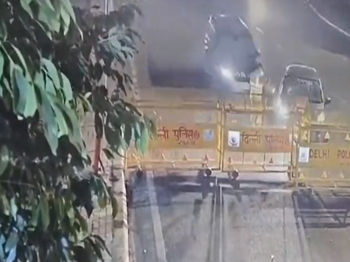 Delhi Viral Video: कारों की चेकिंग कर रहा था पुलिसकर्मी, तेज स्पीड कार ने मारी टक्कर