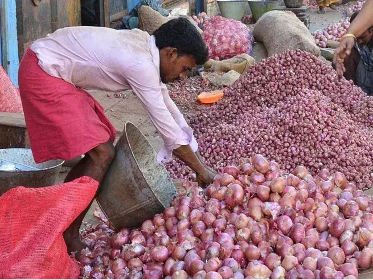 Onion Price: टमाटर के बाद रुलाने लगा प्याज, लखनऊ-नोएडा समेत बड़े शहरों में दिवाली के पहले ही दोगुना बढ़े दाम