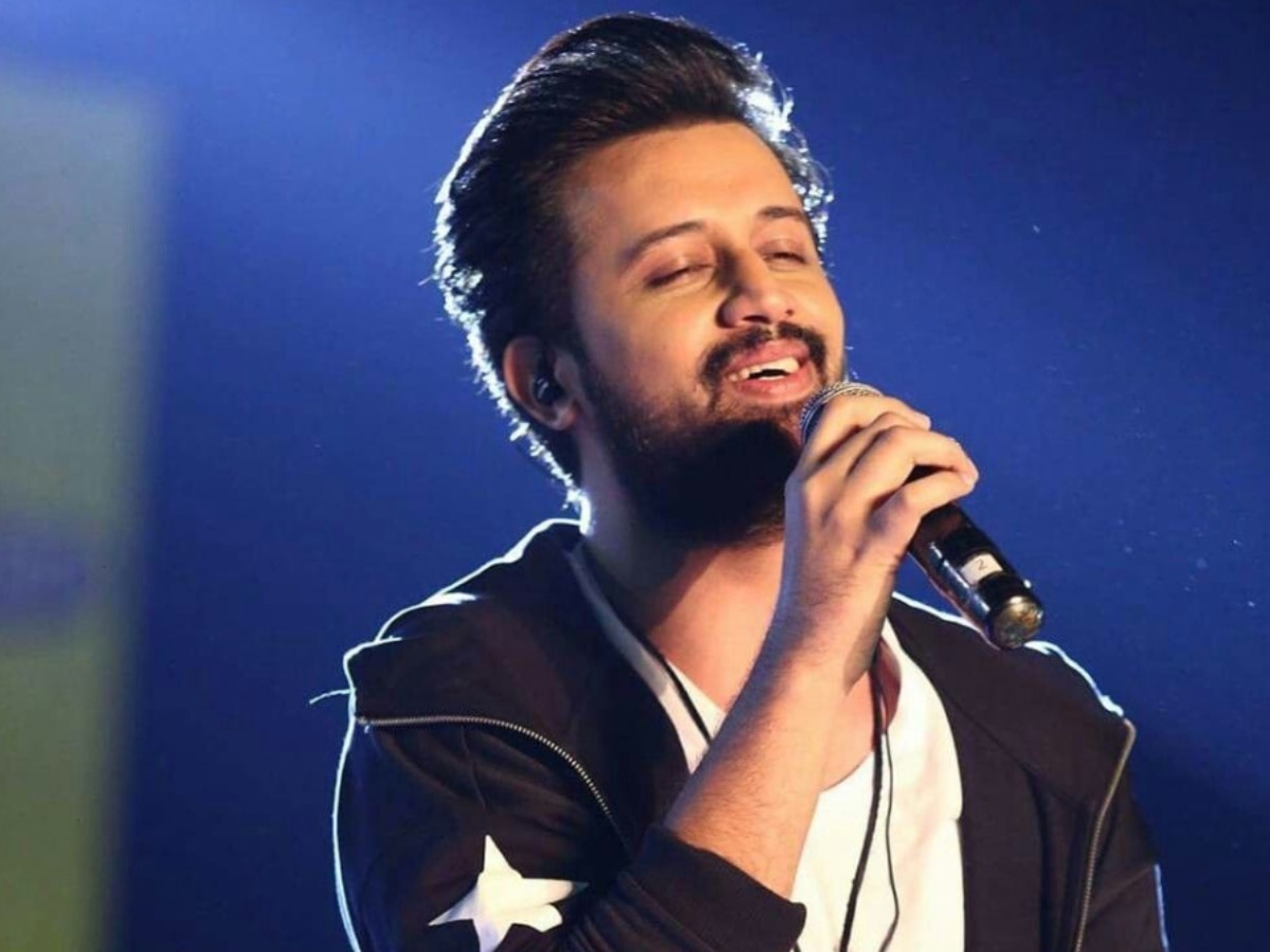 Atif Aslam VIDEO: फैन ने लाइव कॉन्सर्ट में आतिफ असलम पर उड़ाए नोट, सिंगर ने सिखा दिया ऐसे सबक