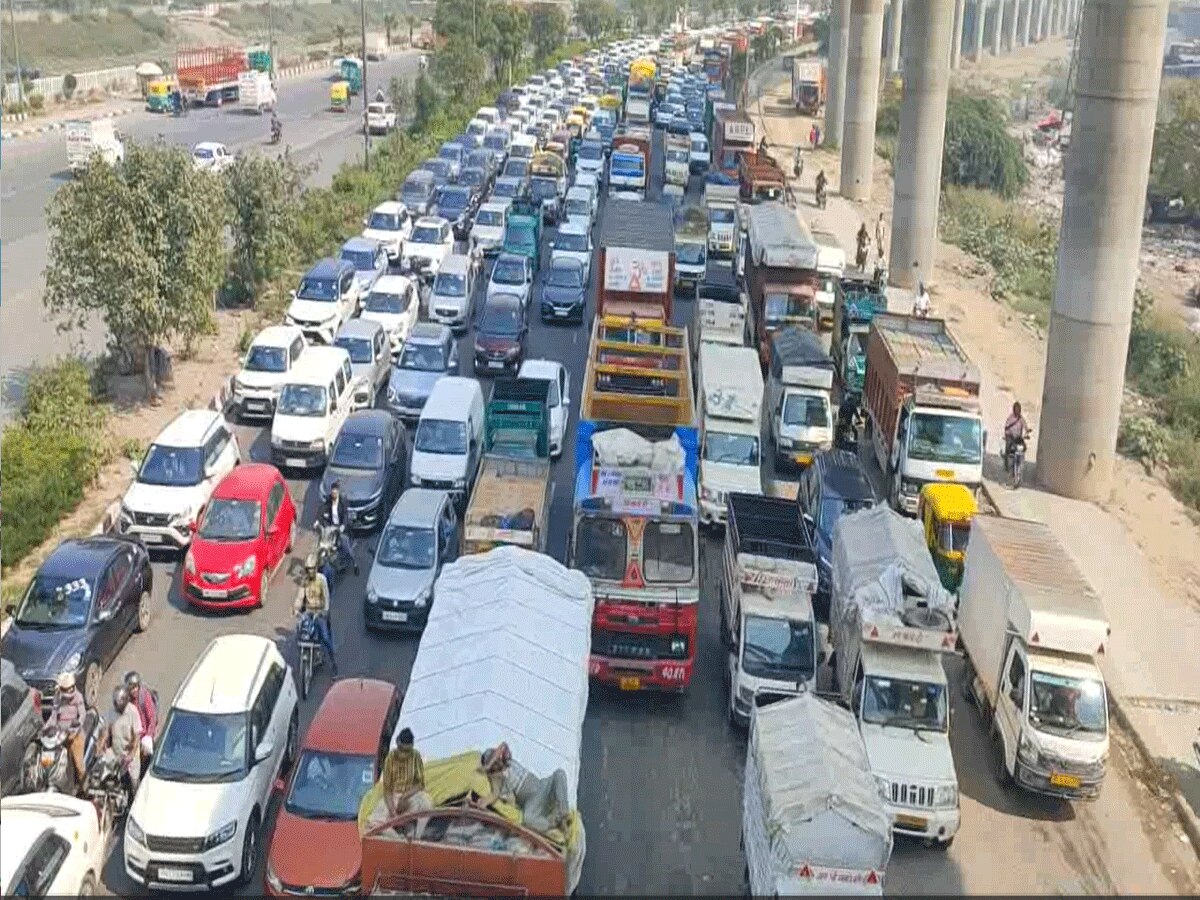Delhi Traffic: दिल्ली का मुकरबा चौक बना जाम का मुख्य केंद्र, कई घंटों तक लोगों करना पड़ता भीषण जाम का सामना