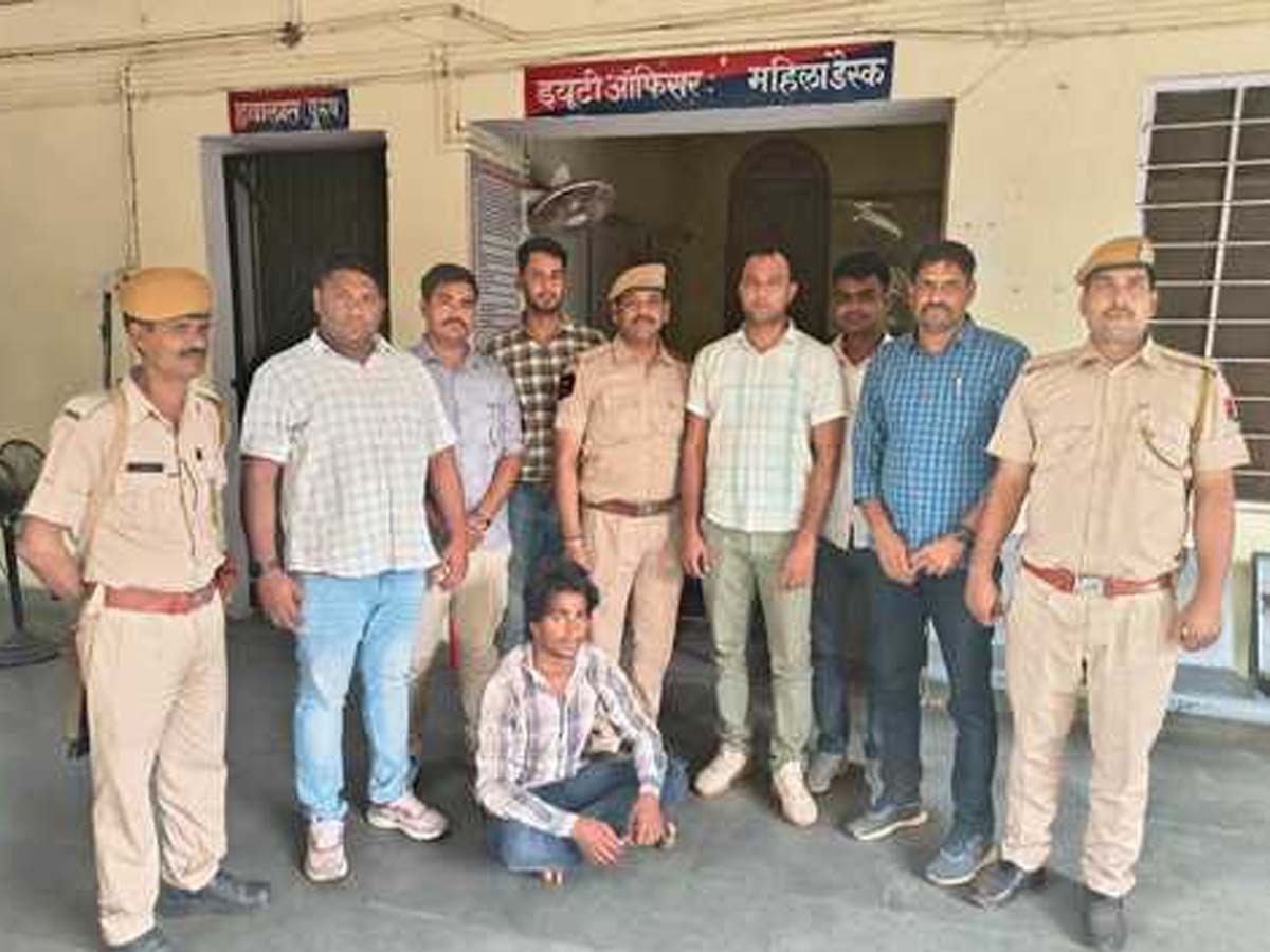 पुलिस की गिरफ्त में आरोपी.