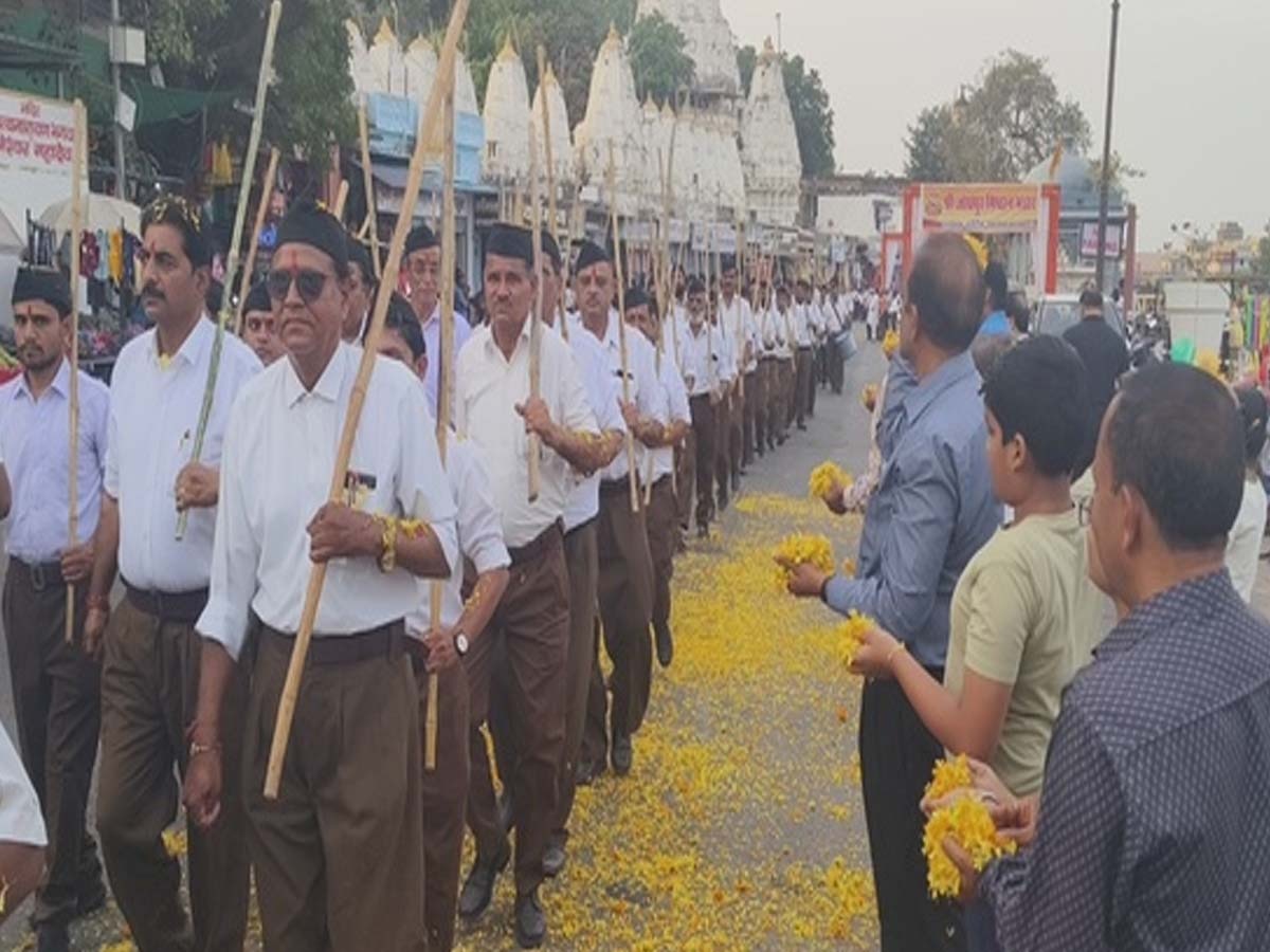 Rajasthan RSS: शरद पूर्णिमा पर संघ ने निकाला पथ संचलन,डूंगरपुर में बैंड की धुनों पर मिले कदम