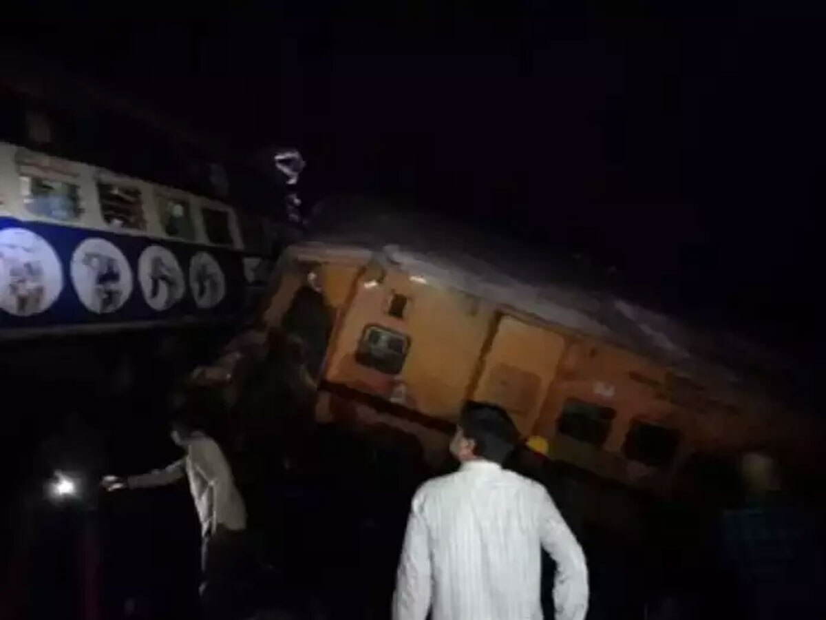 Andhra Pradesh News: आंध्र प्रदेश में बालासोर जैसा हादसा, आपस में टकराई दो ट्रेनें; 9 की मौत