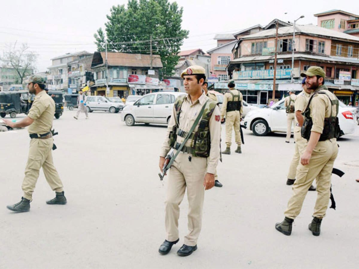 Jammu-Kashmir: श्रीनगर में क्रिकेट खेल रहे इंस्पेक्टर पर दागी थीं ताबड़तोड़ गोलियां, अब हालत है ऐसी