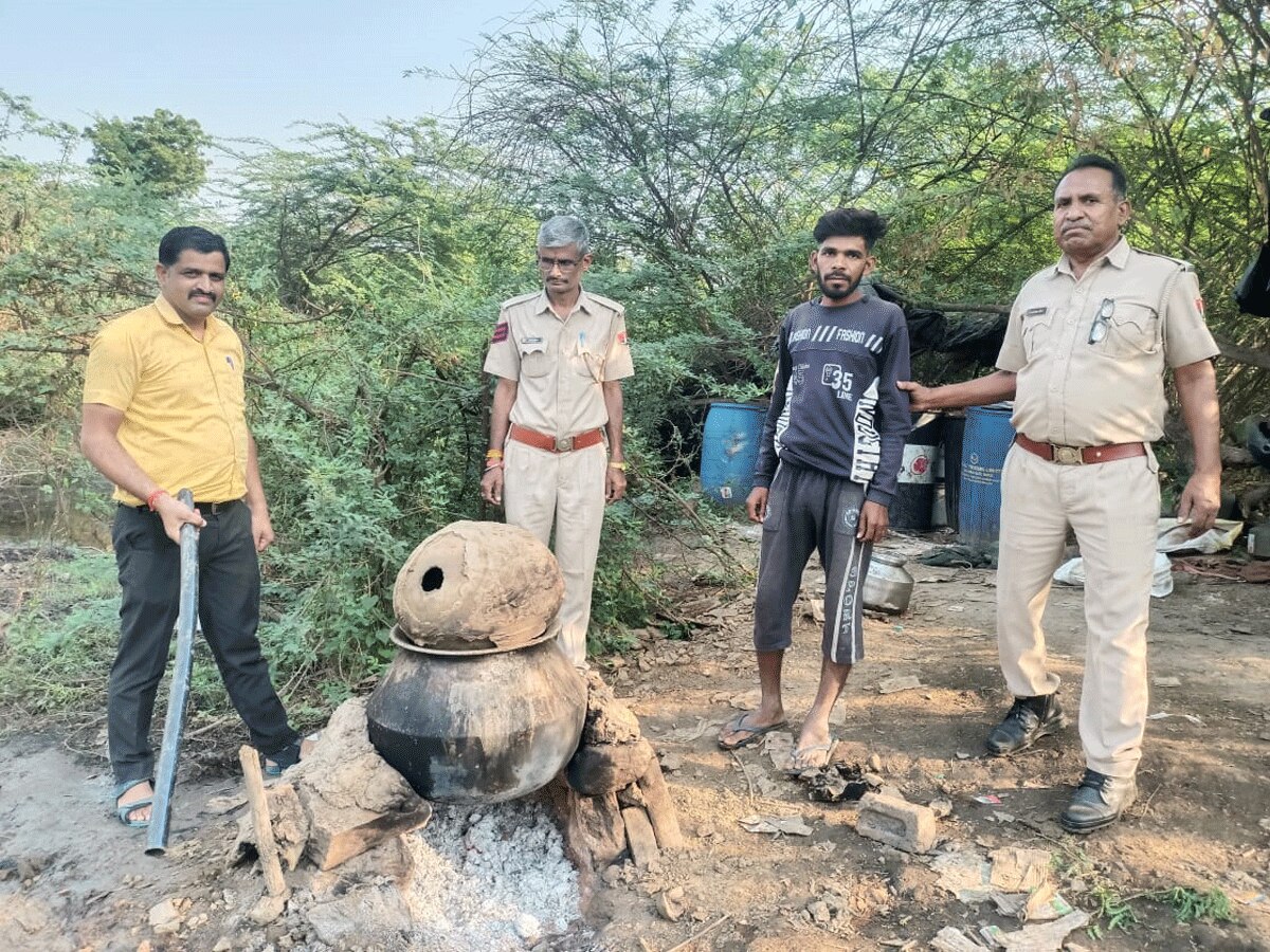 डूंगरपुर: अवैध देशी महुआ शराब के खिलाफ जिलेभर में हुई छापेमारी, भट्टियां तोड़ी, 10 हजार लीटर वॉश नष्ट, 2 आरोपी गिरफ्तार