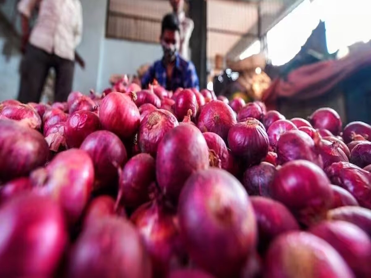 Onion Price Hike: दुगनी हुई प्याज की कीमतें, अभी और बढ़ सकते हैं दाम