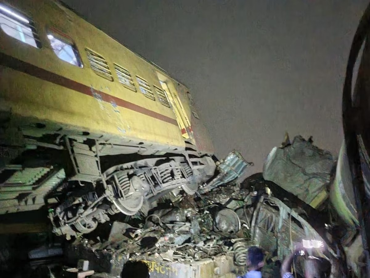 Train Accident: ଉଦ୍ଧାର କାର୍ଯ୍ୟରେ ୯୦୦ ଲୋକ ନିୟୋଜିତ, ଖୁବଶୀଘ୍ର ସ୍ୱାଭାବିକ ହେବ ରେଳ ଚଳାଚଳ