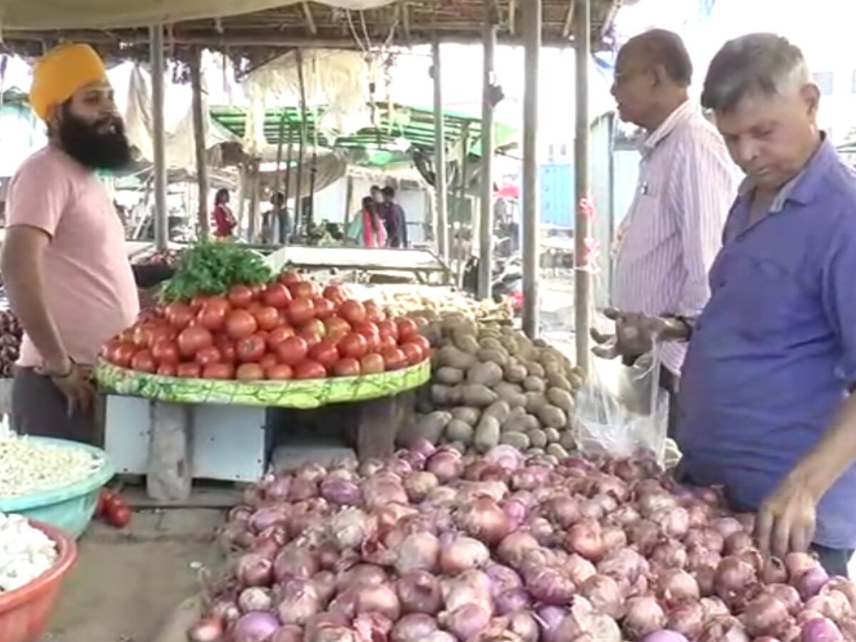 Onion Price: खाने में लाना चाहते हैं स्वाद तो यहां से खरीदें सस्ता प्याज 