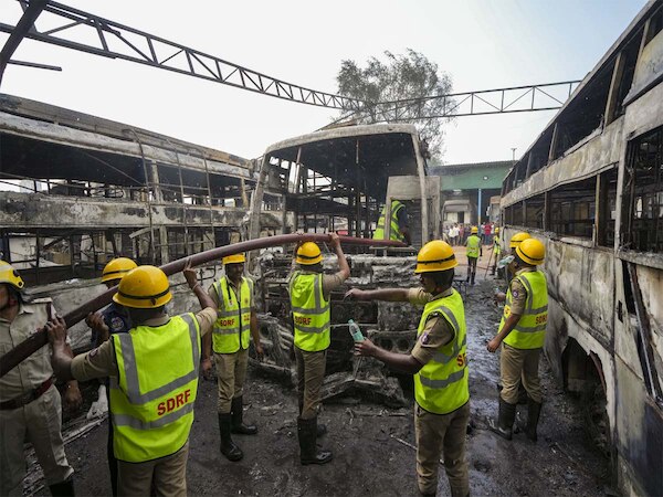 Live Breaking: बेंगलुरु के एक गैराज में आग लगने से वहां खड़ी 22 बसें जलकर राख  